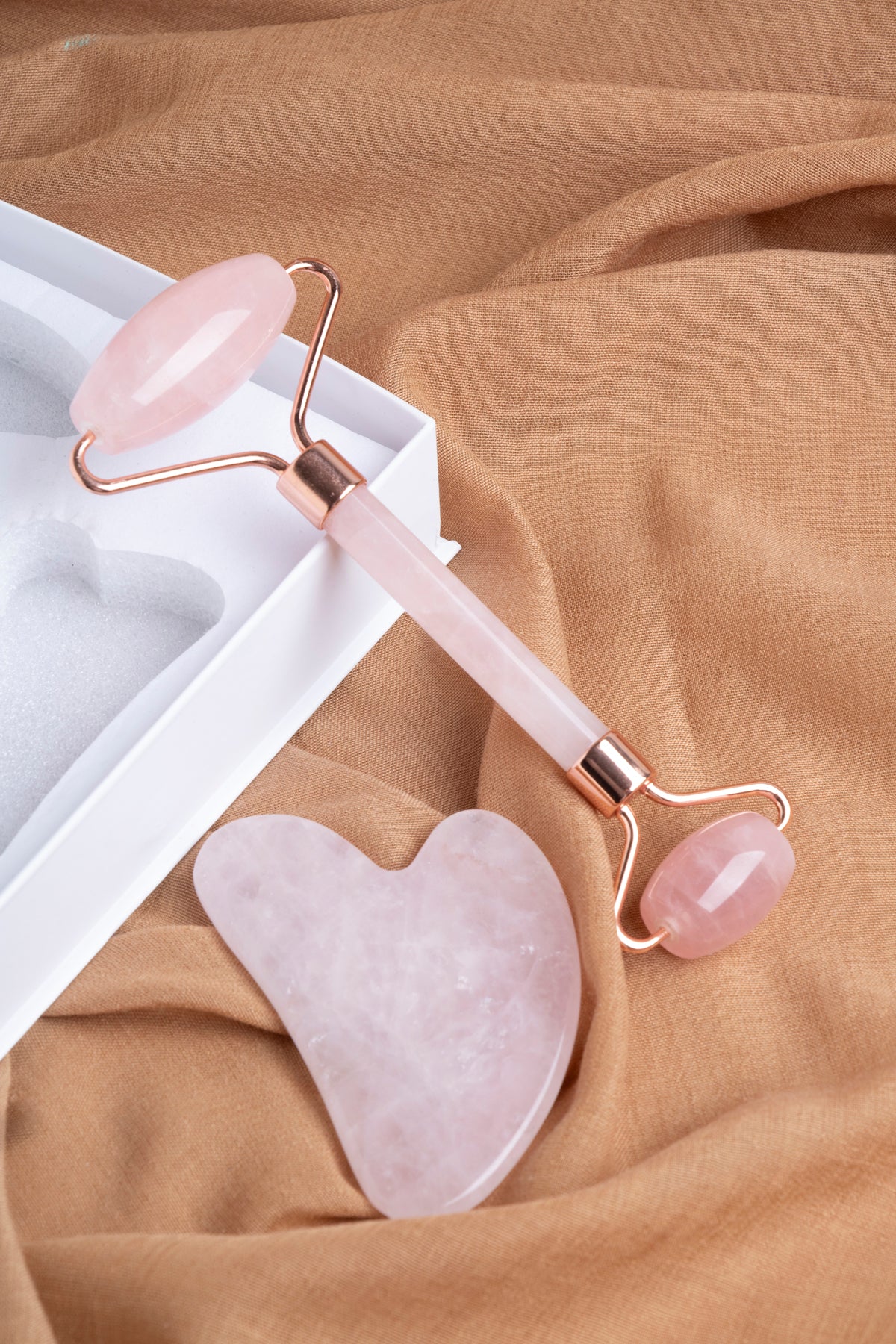 Sertifikalı Pembe Kuvars Roller Ve Kalpli Gua Sha Yüz Ve Vücut Masaj Aleti - Yüz Ve Vücut Bakım Seti