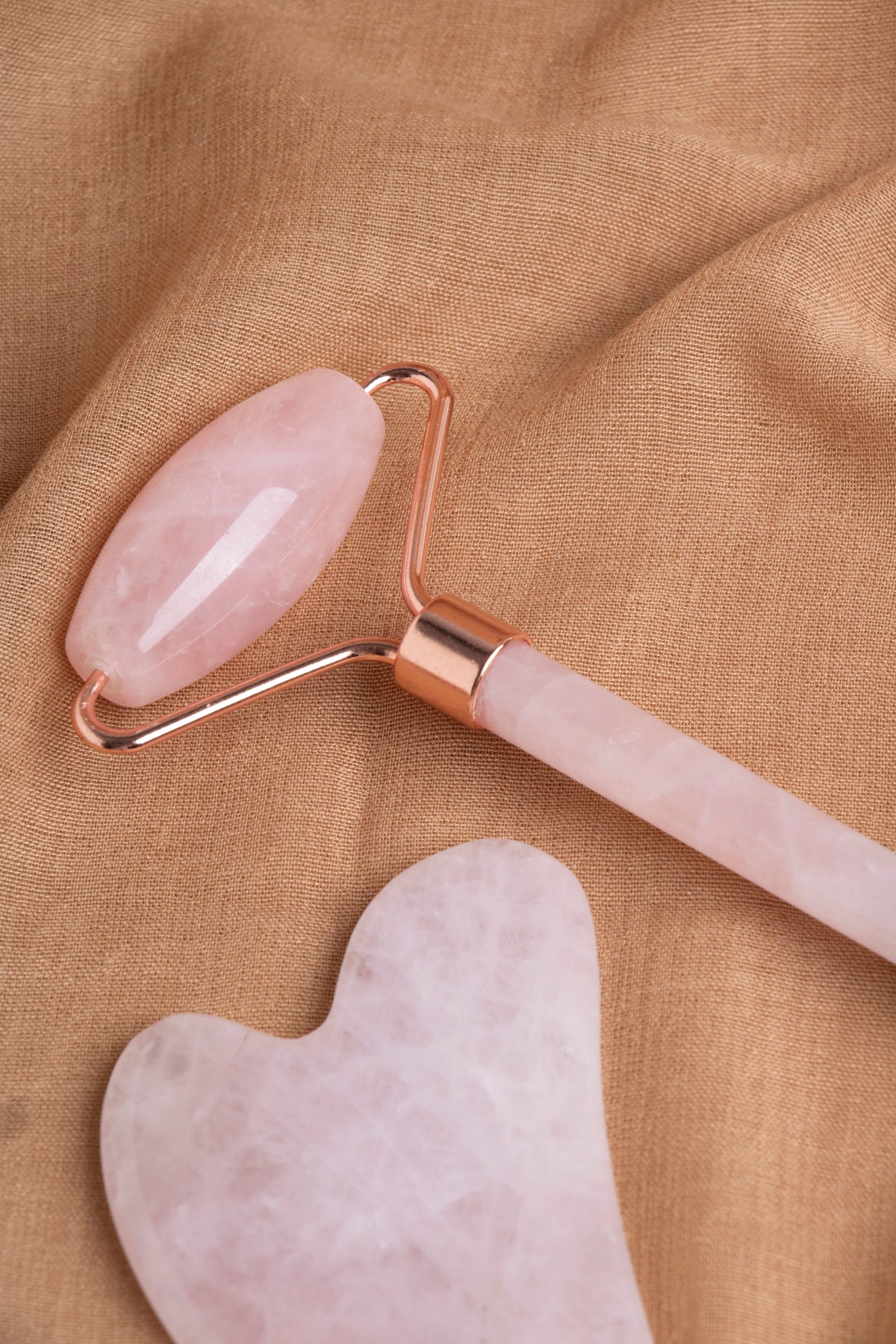 Sertifikalı Pembe Kuvars Roller Ve Kalpli Gua Sha Yüz Ve Vücut Masaj Aleti - Yüz Ve Vücut Bakım Seti