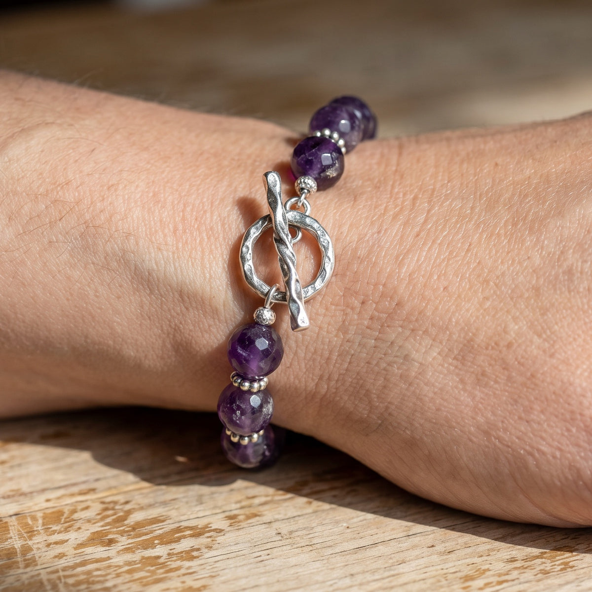 Sertifikalı Ametist Doğal Taş 925 Ayar Gümüş Aparatlı Bileklik ODT101 — model üzerinde